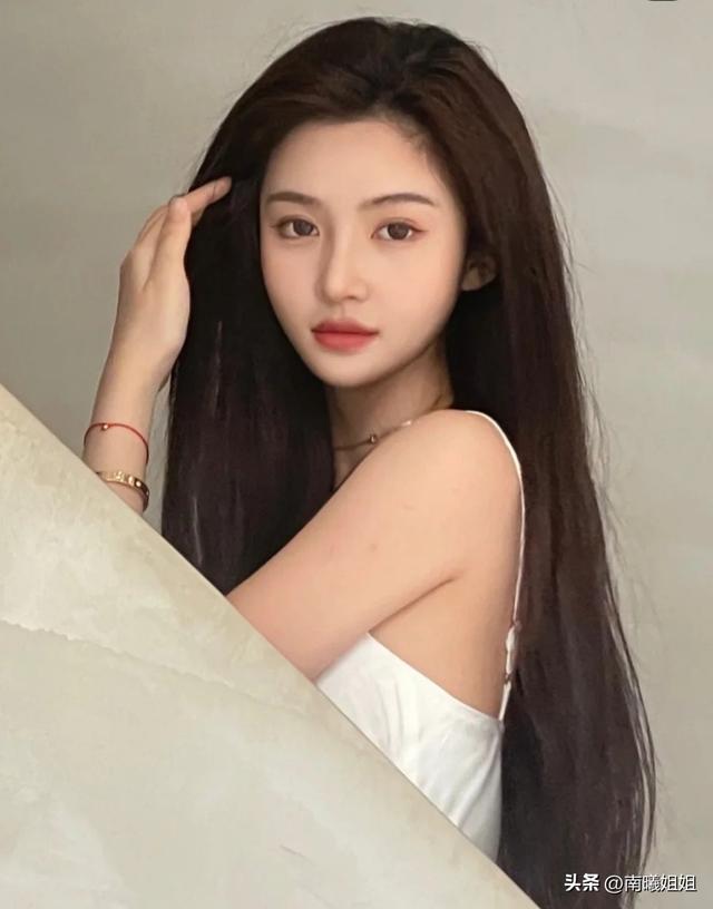 小方圆脸适合什么发型，小方型脸适合什么发型女（留错显老还显脸大）