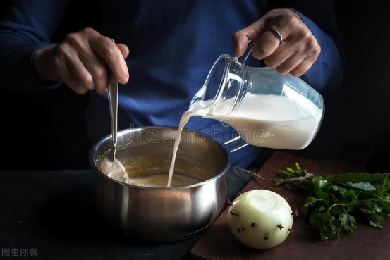 晚上喝纯牛奶好吗，常喝纯牛奶有啥好处（中老年人喝牛奶）