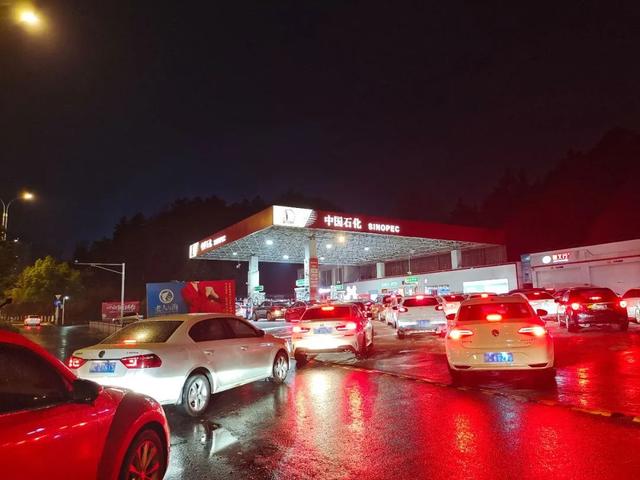 加油站双层油罐,加油站何时换双层油罐(都说夏天晚上加油更划算)