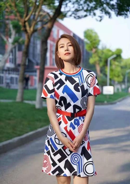 额头窄脸宽适合什么发型，额头宽方短脸适合什么发型（40岁+的女人别总留长发）