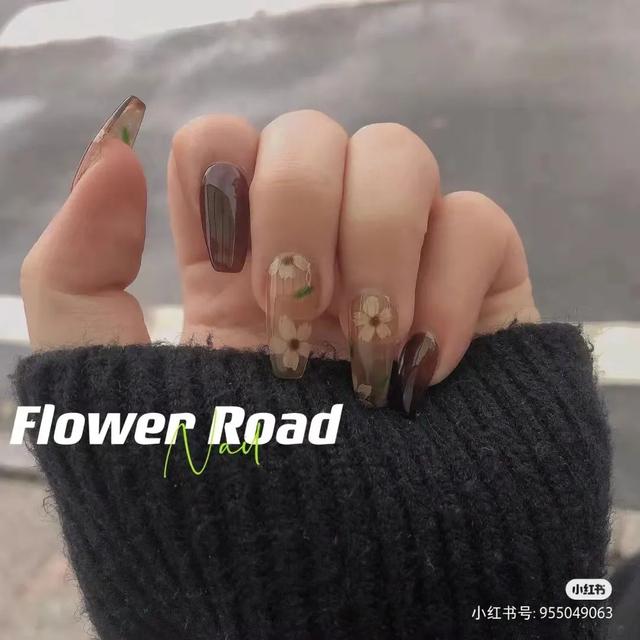 指甲油裸色和透明色有什么区别，护甲油和透明色的指甲油一样吗（显白好看，春夏必做）