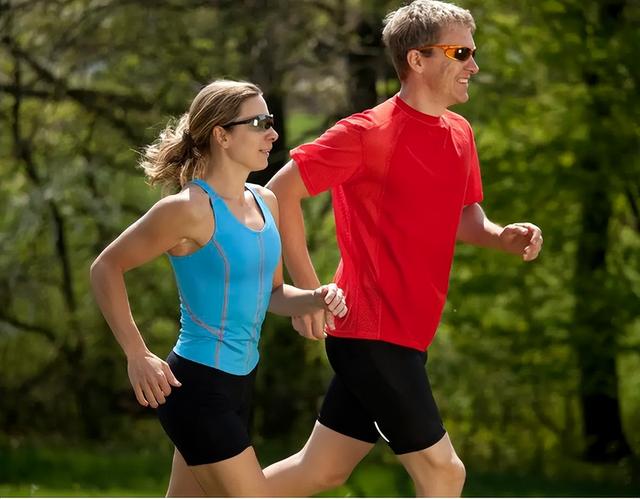 女人长期跑步的好处，长期慢跑的女人气质（55岁富婆坚持跑步10年）