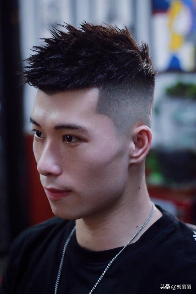 短头发怎么扎，两侧铲短pk男士碎发（短头发怎么扎起来）