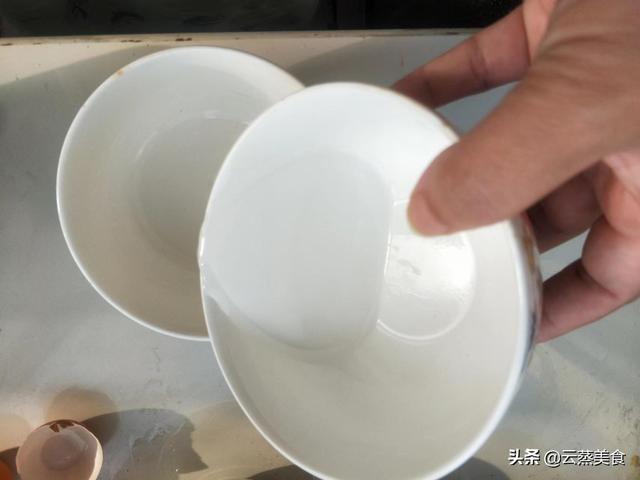 鸡蛋皮的做法摊鸡蛋皮的做法，如何摊鸡蛋皮的做法窍门（摊蛋皮薄而不破）