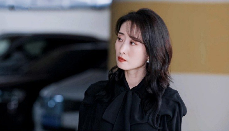 2023开年爆火的"半老徐娘",蜂腰美背,酥胸长腿,越老越有韵味