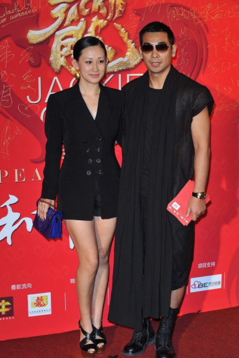 赵文卓老婆，穿情侣装陪老婆逛街（赵文卓老婆是丫蛋吗）