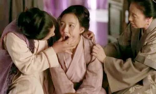 高露，为了爱情放弃事业，嫁给圈外人丈夫，如今儿女双全太过幸福