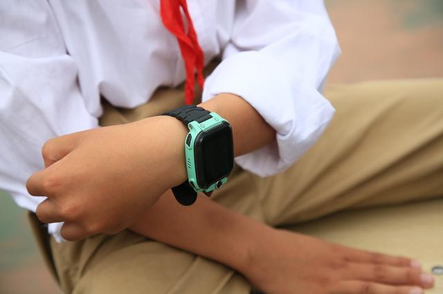 给孩子配手机最佳年龄，孩子多大配手机合适（开学要不要给孩子买电话手表）