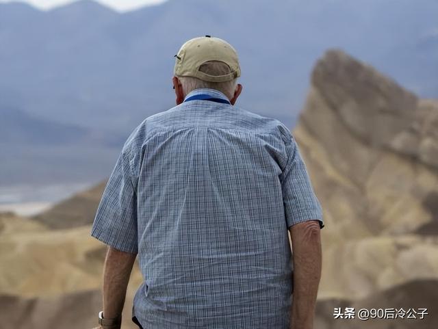 怎样判断老人即将去世，人在临终前都会大便