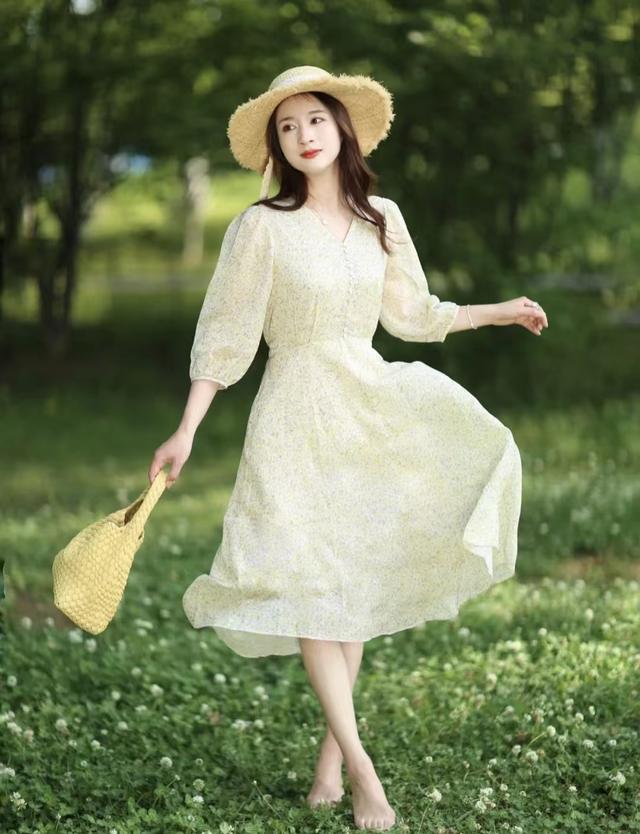 松紧腰连衣裙适合什么身材，松紧腰连衣裙的好处（上紧下松的收腰连衣裙适合什么身材）