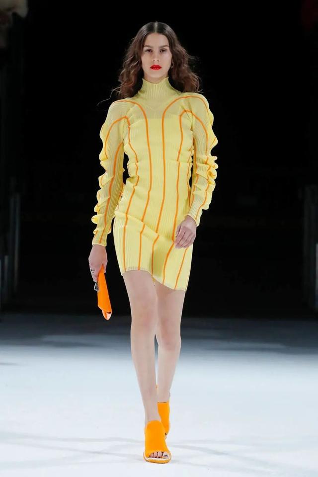 去海边穿什么鞋子合适，去海边沙滩穿什么鞋最合适（今夏最火的4双新鞋）