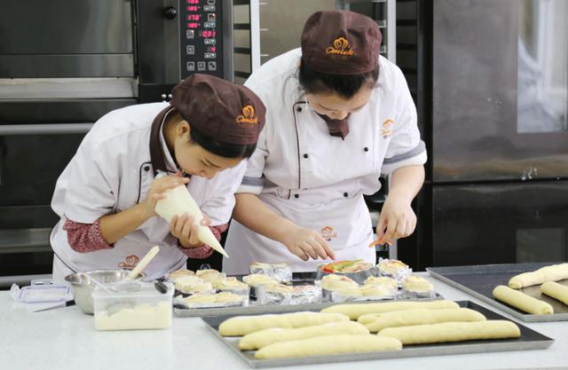 没学历最吃香的职业(现在的年轻人学点什么技术比较好)