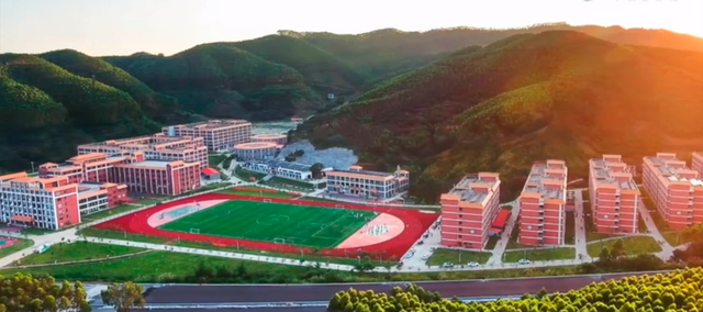 珠江职业技术学院，广州珠江职业技术学院2022年在专科院校中的排名（盘点19所建在大山里的大学）