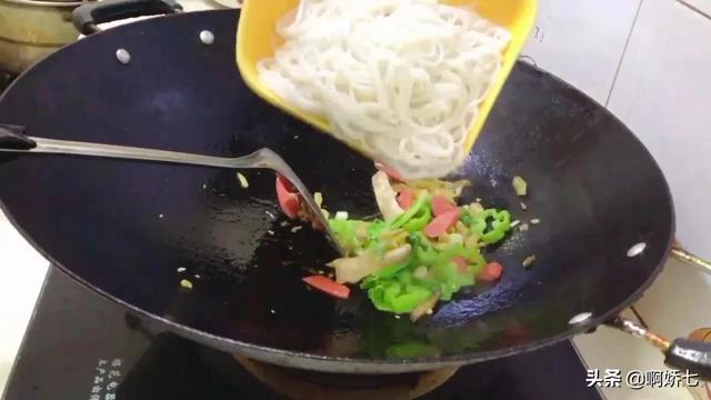 炒米线用冷水还是热水浸泡（其实在家做也用不了几分钟）