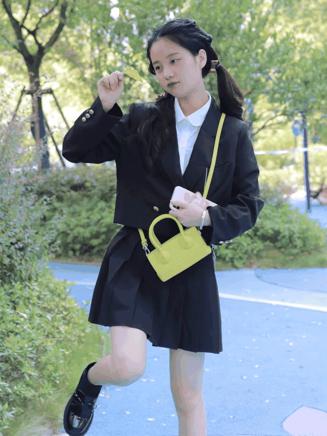 圆脸适合什么眼镜，圆脸适合什么眼镜框女（不同脸型适合什么样的配饰）