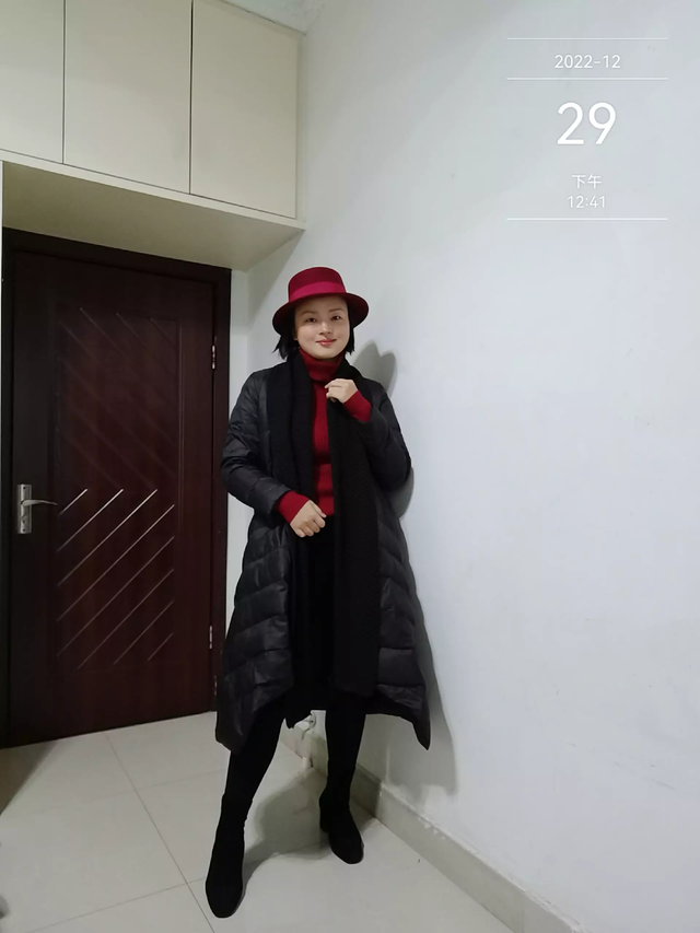 长款卫衣怎么搭配，黑色长款卫衣怎么搭配（黑色长款羽绒服的一衣多搭）