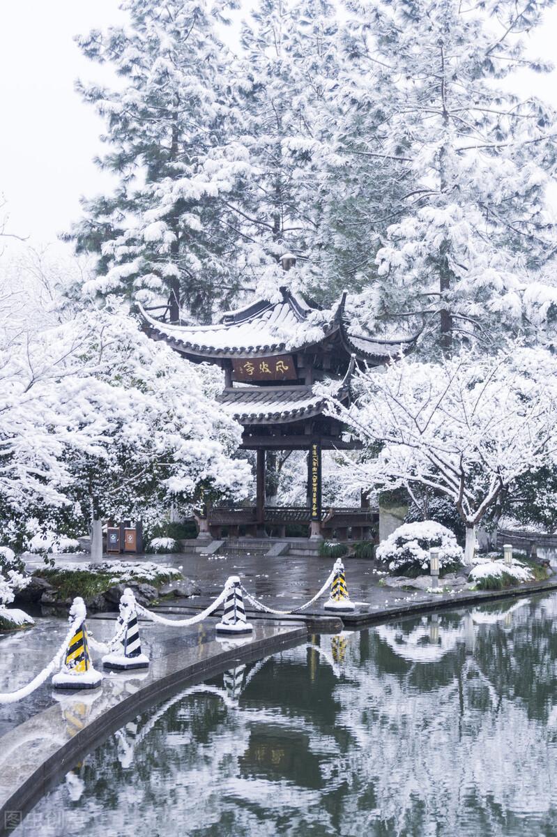 湖心亭看雪描寫雪景的句子（湖心亭看雪描寫雪景的句子是什么）