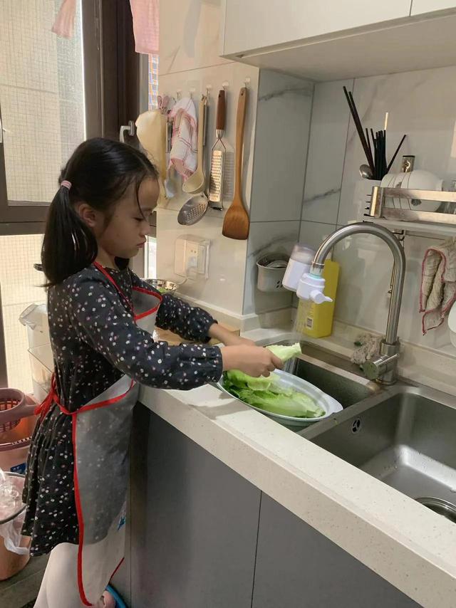 青瓜炒蛋的做法，青瓜炒蛋做法（入得厨房——孙娃琦琦周末下厨“青瓜炒鸡蛋”图文欣赏）