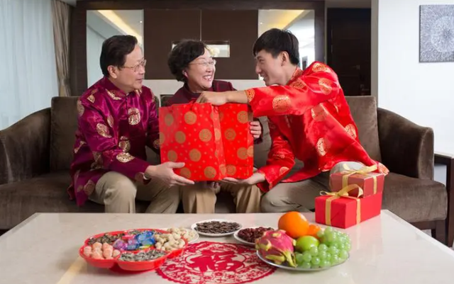 大家觉得过年送礼品送什么合适，过年送礼品送什么实惠（春节回家可备上的5样礼品）