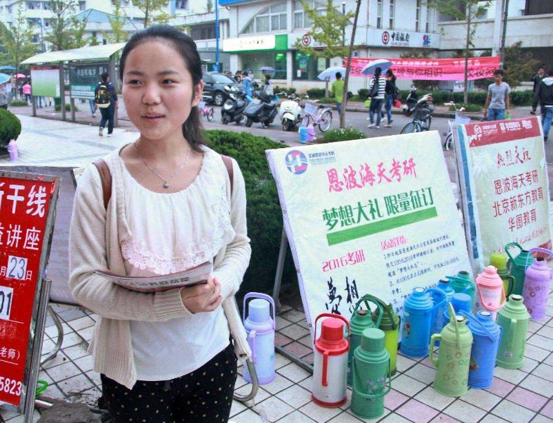 大学女生宿舍商机，福建某大学6名女生在寝室开美甲店