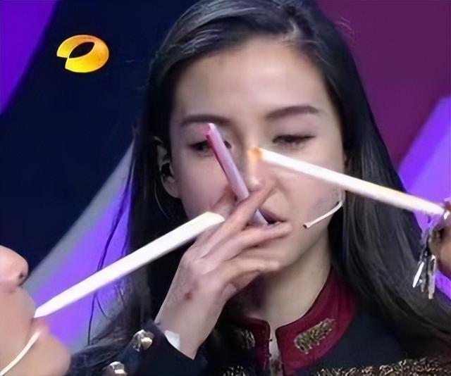 吸烟女生头像微信，吸烟女生头像（浪姐聚会被拍到室内抽烟）