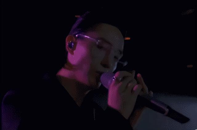 肖战眼睛怎么变得有神了，把肖战、朱一龙和郑伊健放一起