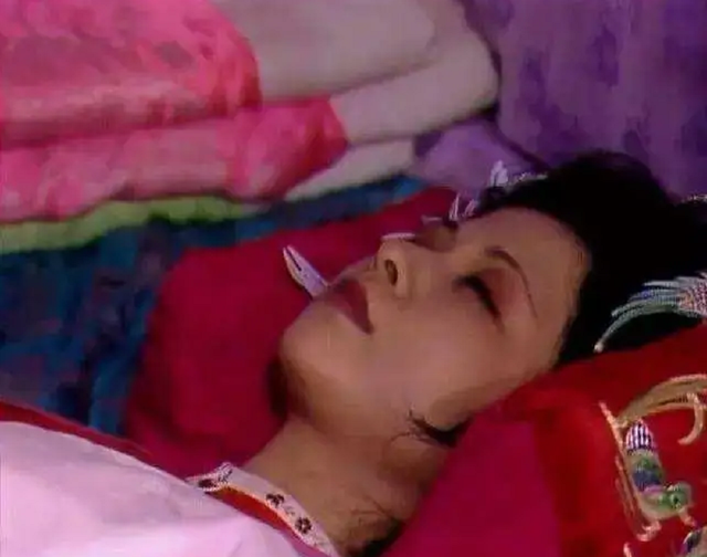 "为了快些摆脱尘世纷扰,尤二姐挣扎着起身,从箱子里找了一块生金,一口