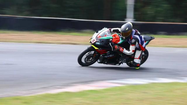 如何成为一名职业赛车手，怎么成为职业赛车手（原来普通人也可以成为专业车手）