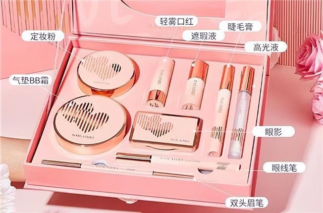女儿18岁成人礼父母应该送什么礼物，父母送女儿成年礼礼物（18岁成人礼有纪念意义的礼物）