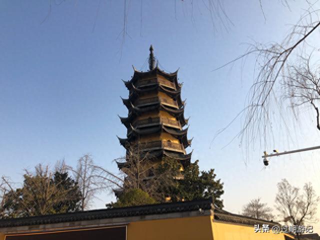 在扬州古运河畔，屹立着一座文峰塔，当年鉴真东渡数次从附近出发