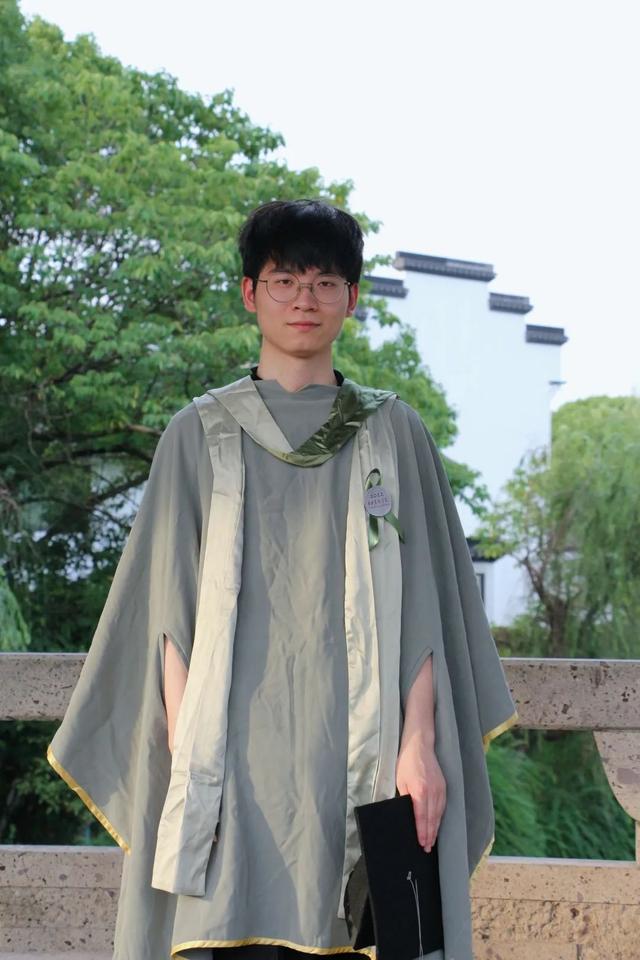博士服硕士服和学士服的区别，学士服不同颜色的披肩分别有什么含义（毕业生学位服居然能这么美）