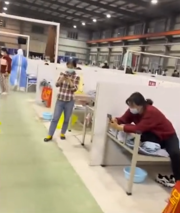 床上四件套指的是哪四件，女子自带温馨四件套（床上四件套哪个品牌质量好些）