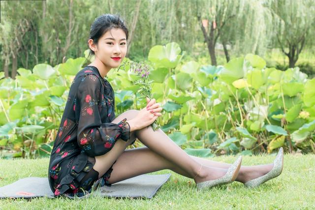黑色纱裙怎么搭配上衣图片，黑色纱裙怎么搭配上衣（可以搭出小仙女的感觉）