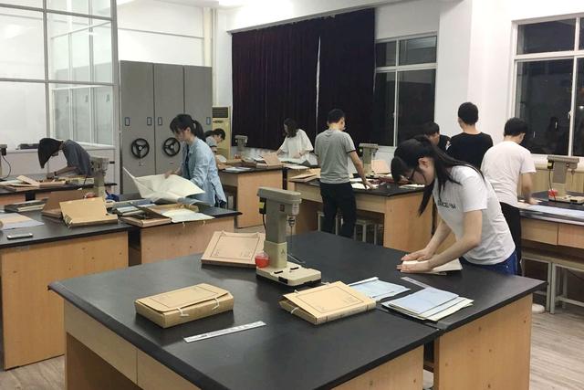 应届毕业生是指几年内 应届生和往届生的区别，应届毕业生是指几年内（应届毕业生和往届毕业生的区别是什么）