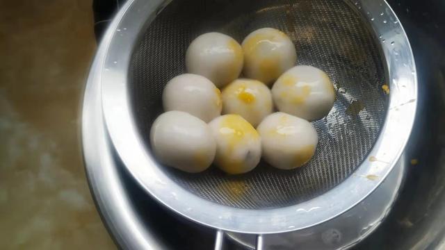 炸元宵的正确做法，炸元宵的正确做法视频（炸出的汤圆零失败还不嘣油）