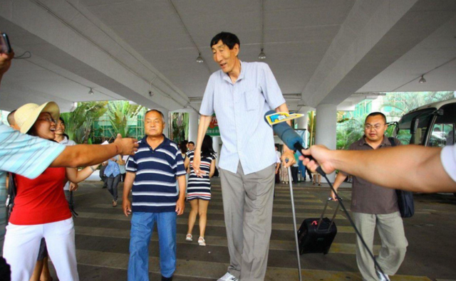 世界上有没有巨人，世界上真的存在巨人吗（中国2.48米“女巨人”）