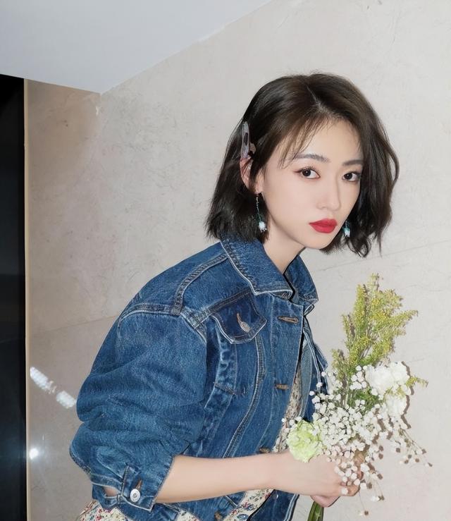 刘海怎么扎上去好看，齐刘海怎么扎头发好看（头发少的女人这样扎头发）