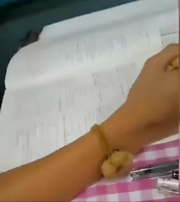 早恋男生都在想什么，青春期男生整天都在想些什么（青春期男孩早恋有这几种表现）