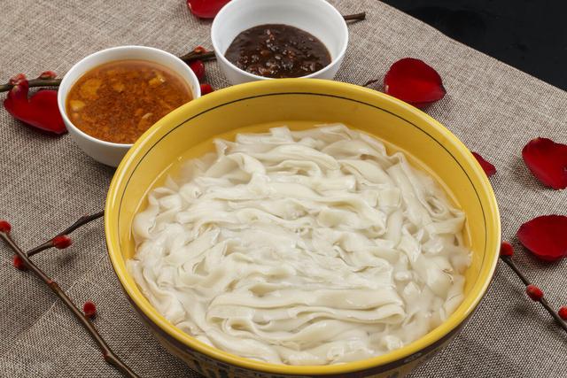 手擀面（手擀面皮），要想手擀面爽滑筋道有弹性（用手擀面皮）