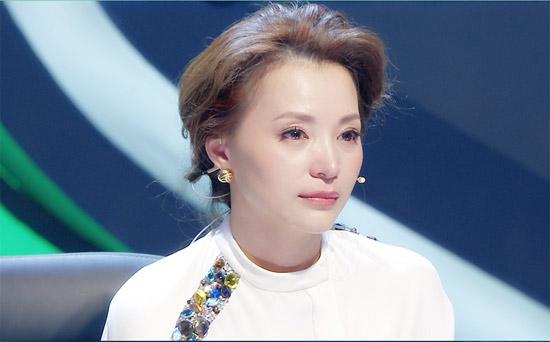 央视主持人董卿的简介，央视主持人董卿的简介国籍（从“央视一姐”到跌落神坛）