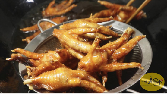 虎皮鸡爪的制作，虎皮鸡爪的制作方法和配料（广东阿姨教你秘制虎皮鸡爪）