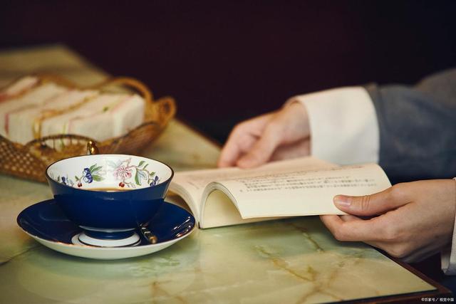 依云矿泉水多少钱，依云矿泉水多钱一瓶（星巴克里的依云水卖那么贵根本没人买）