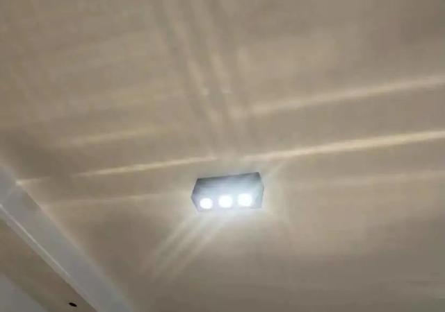 2022年客厅流行什么灯，客厅流行什么灯（今年客厅流行“8不装”）