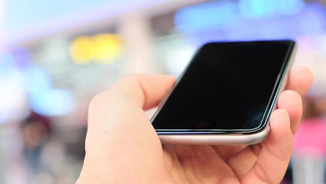 手机不贴膜会花吗，手机不贴膜会有什么影响（你为什么要给手机贴膜）