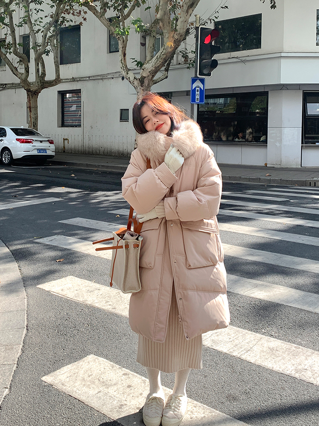 长款卫衣下面搭配什么，卫衣长款下身搭配图片（今年冬天长款羽绒服搭配这4款“下装”）