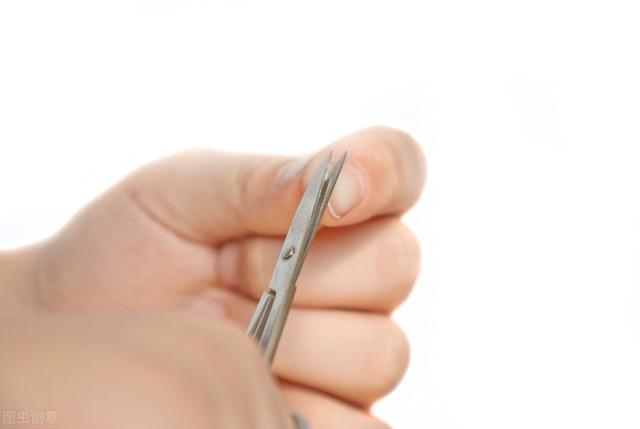 指甲盖里有一小块白色，手指甲有白色的小块怎么回事（或许与这几个原因有关）