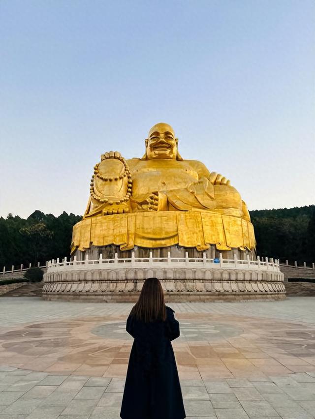 济南三大名胜之一，千佛山风景区，这座弥勒大佛号称江北第一大佛
