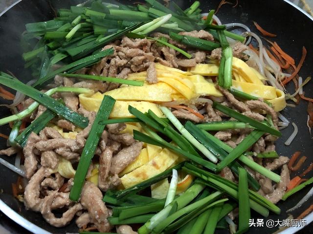 饺子皮怎么做好吃，饺子皮怎么做才好吃（饺子皮别扔了）