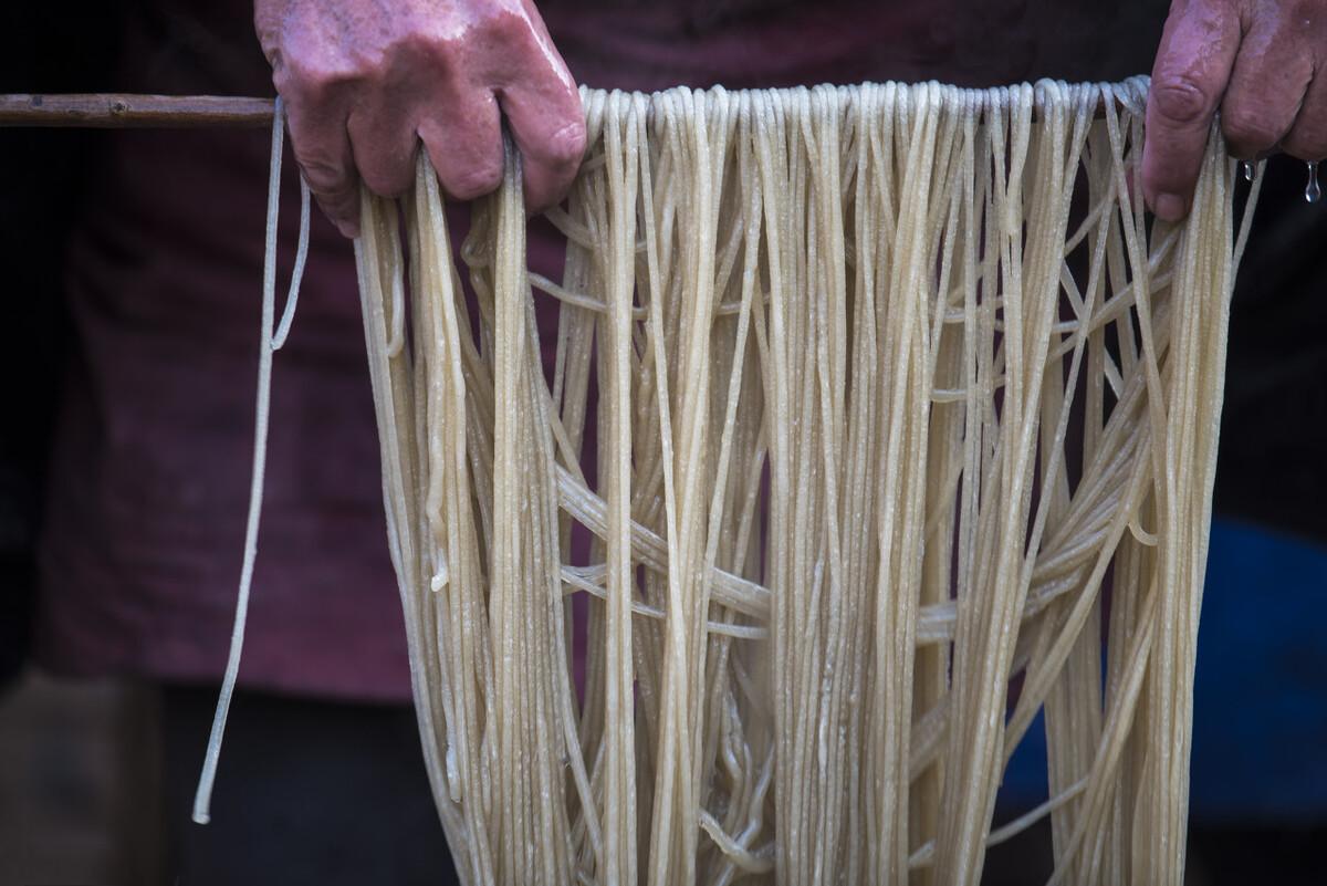 红薯粉条制作全过程，红薯粉条的制作过程（4招教你买到真红薯粉条）