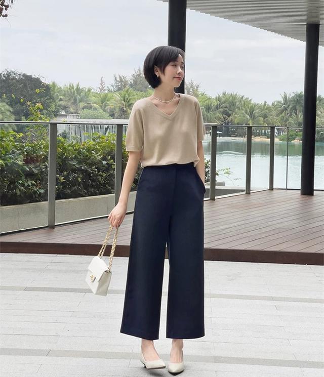 哈伦裤配什么上衣好看，白色哈伦裤配什么上衣好看（夏初穿“九分裤”）